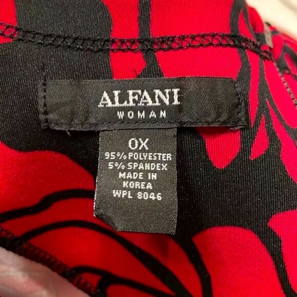 Alfani Woman- Red Roses Print Elbow Length Sleeves Back Zipper Top- Size OX - Picture 3 of 5